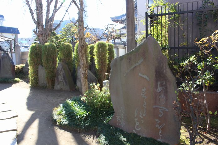 長命寺境内の石碑