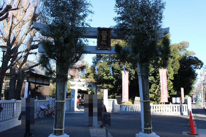 三囲神社の鳥居と扁額